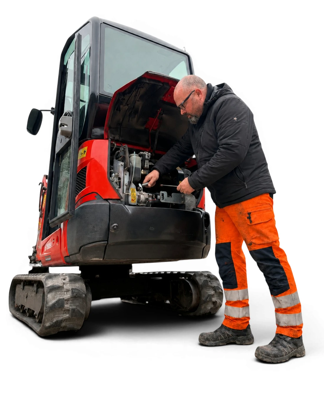 Christian Jensen servicerer en minigraver-motor hos CEMA