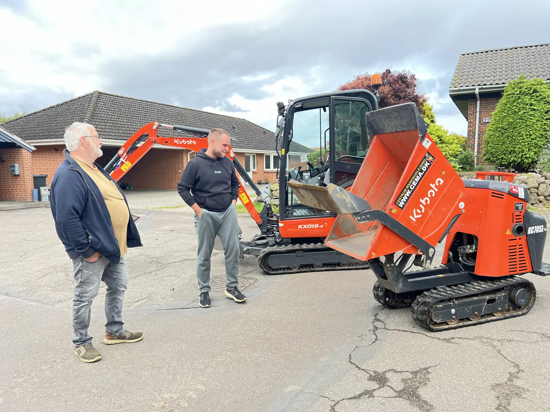 Kubota RT280 minilæsser med fuld skovl på en villavej i Horsens
