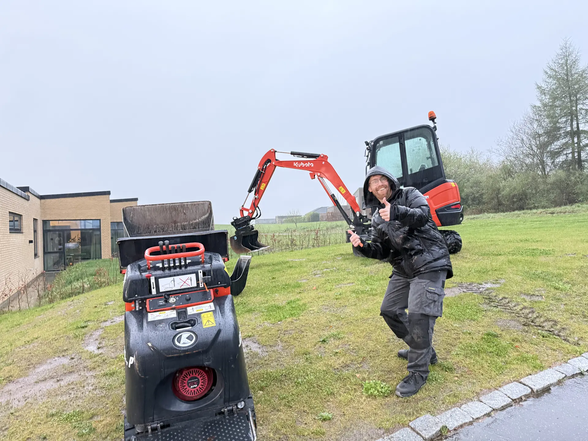 Minigraver Kubota U10-5 i arbejde langs en hæk i Horsens