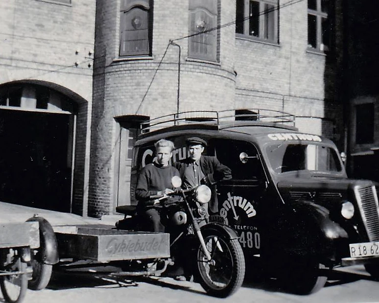 Centrums Nimbus motorcykel med Cyklebuddet-trailer og varevogn i Horsens, 1950