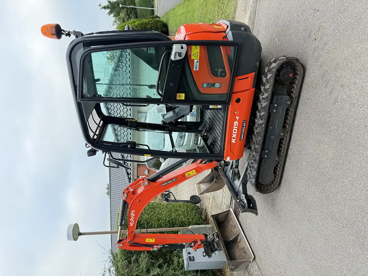 CEMA leverer minigraver med lastbil og trailer