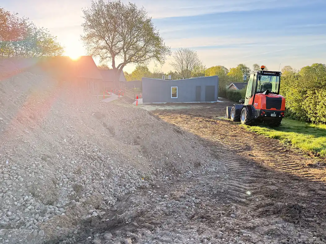 Klargøring af jord til ny græsplæne med minilæsser